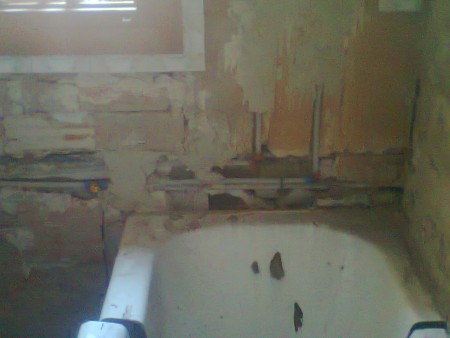 Sustitución de tubería de agua fría y caliente reformando de bañera a ducha.