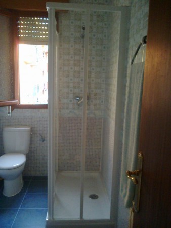 Instalación de grifería ducha y mampara.